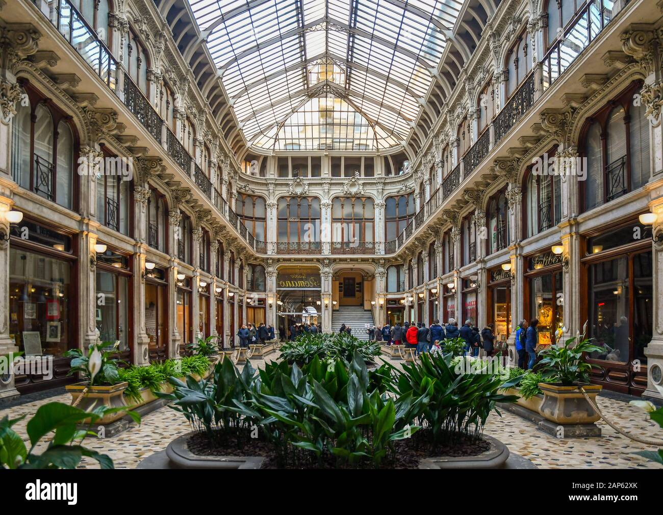 Blick auf die historische Einkaufsgalerie Galleria Subalpina im Stadtzentrum von Turin, mit Geschäften, Kino und cafè, Piemont, Italien Stockfoto