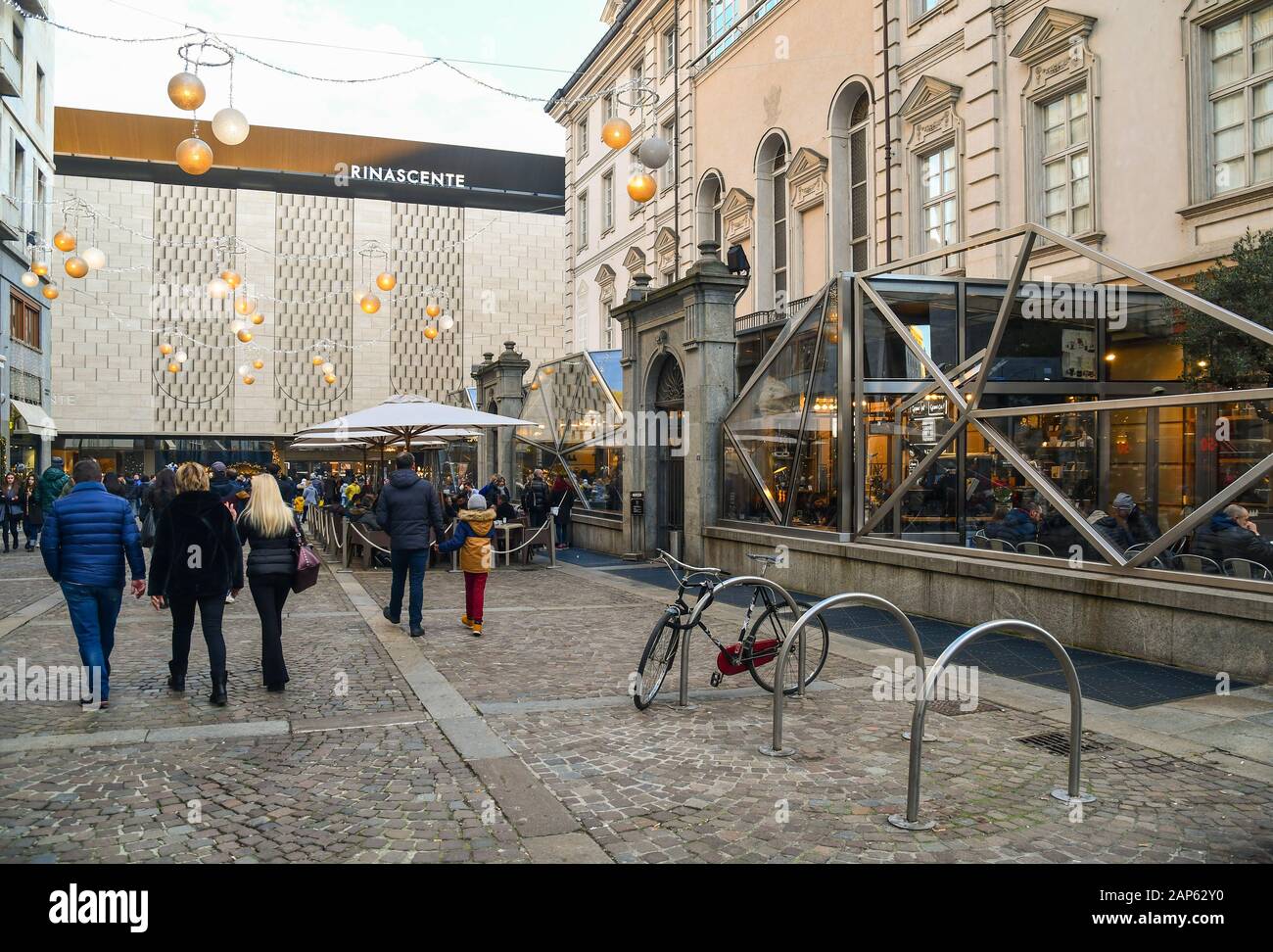 Blick auf die Altstadt von Turin mit dem Kaufhaus façade de Rinascente und den Menschen, die während der Weihnachtsfeiertage spazieren, Piemont, Italien Stockfoto