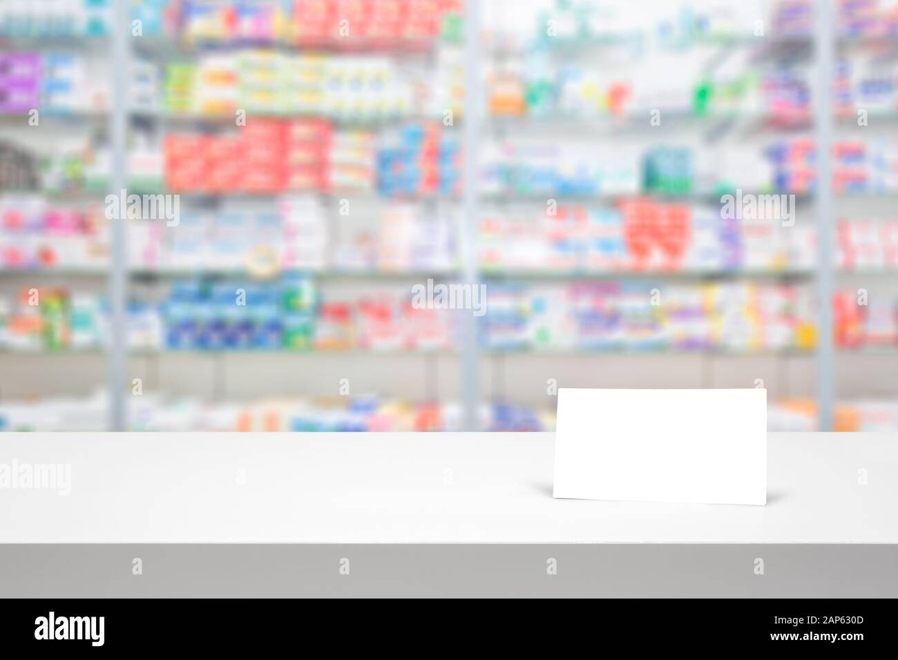 Zähler leer Hintergrund weiß Store medizinische Tabelle Apotheke Geschäft Regal verschwommen Droge Shop Apotheke Medikamente Karte Konzept-stock Bild Stockfoto