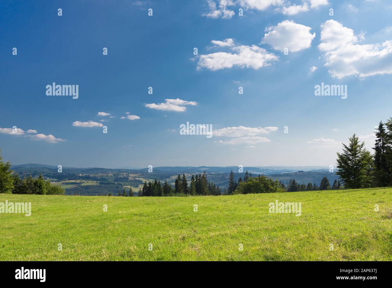 Berge, die grünen Rasen und blauen Himmel Sommerlandschaft Stockfoto