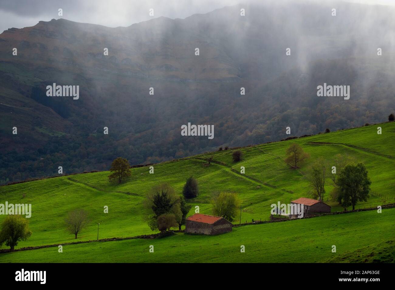 Kantabrische Berge. Nordspanien, traditionelle Bauernhäuser. Stockfoto