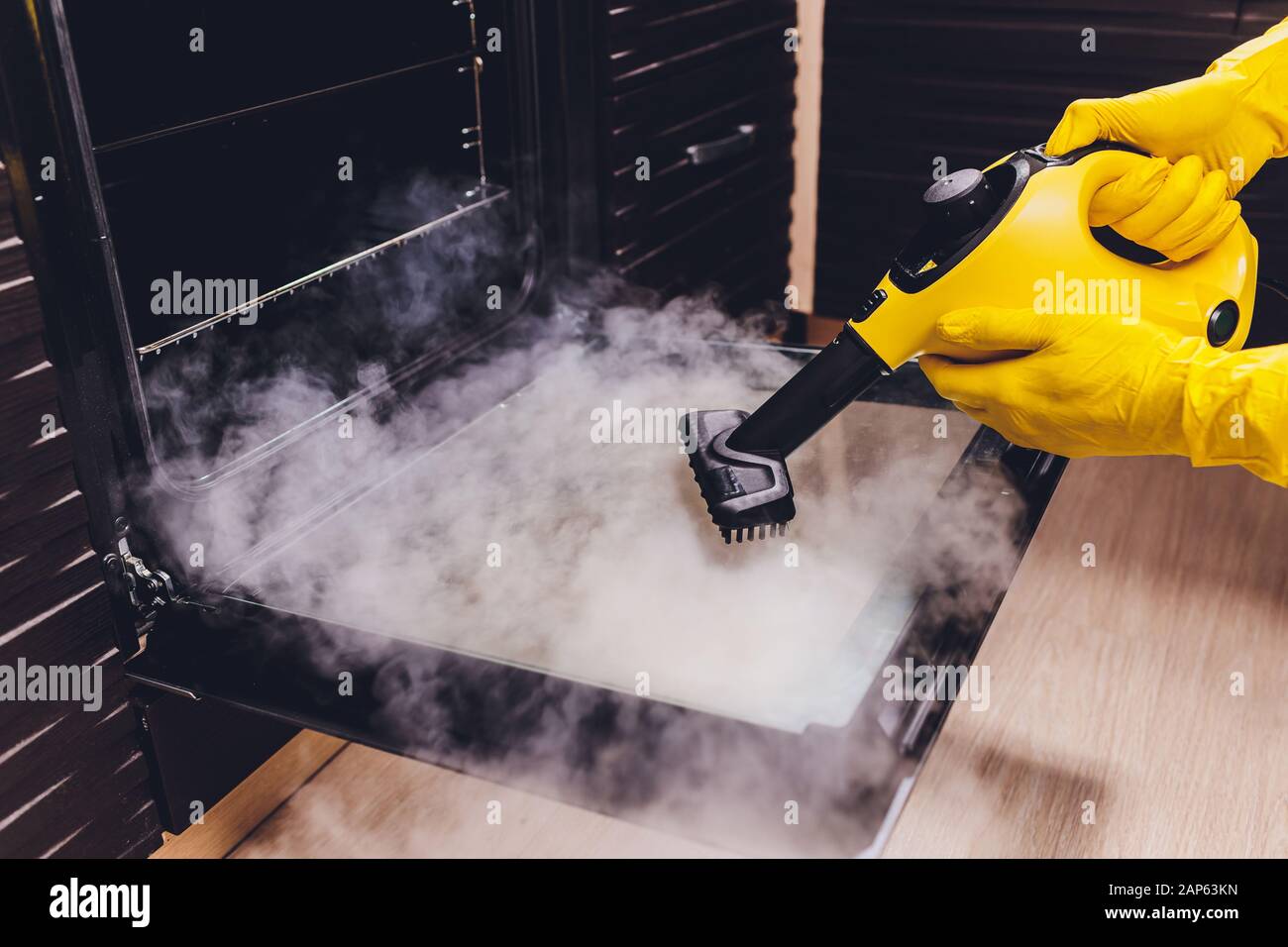 Dampfreinigung, Backofen, Haustreinigung Hand nah oben Stockfotografie -  Alamy