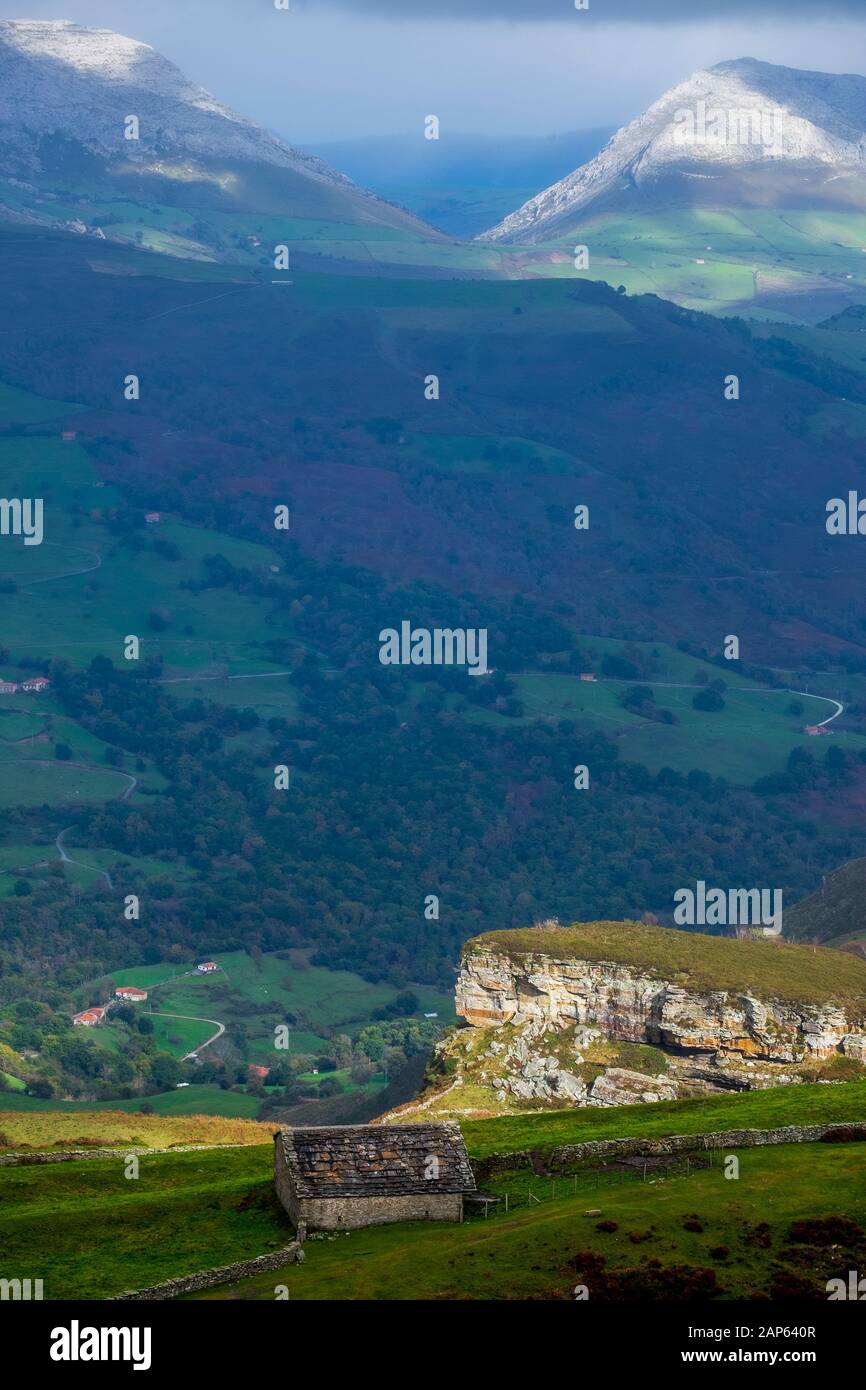 Kantabrische Berge. Nordspanien, traditionelle Bauernhäuser. Stockfoto