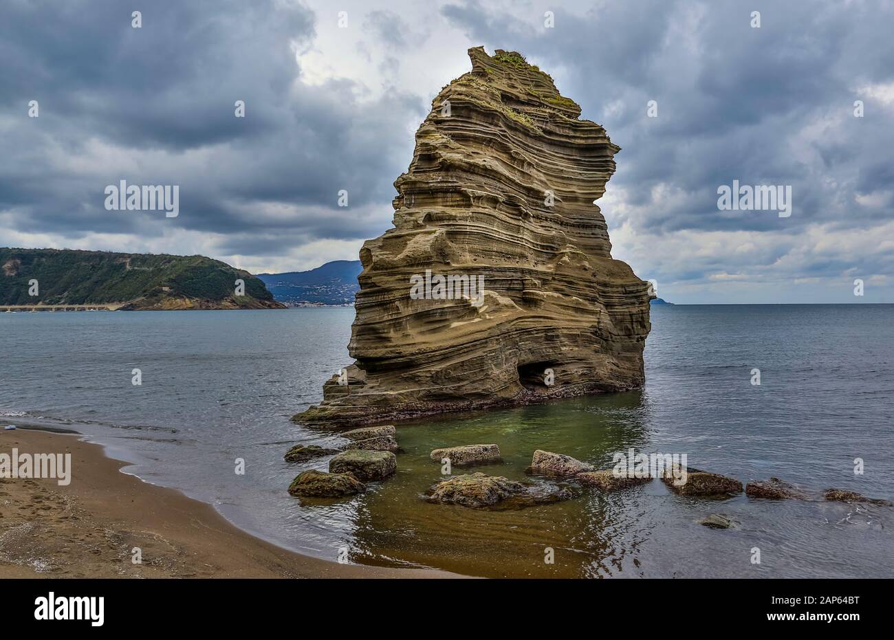 Der gelbe neapolitanische Tuff wurde vor etwa 15.000 Jahren im Zuge eines gewaltigen Vulkanausbruchs in Süditalien abgelagert. Stockfoto