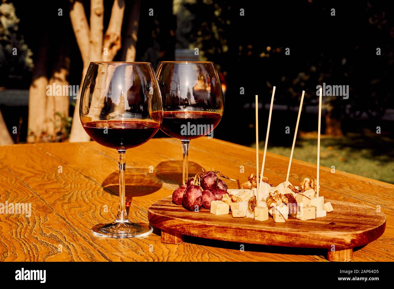 Gläser Feinen Rotweins Mit Trauben und Käse Stockfoto