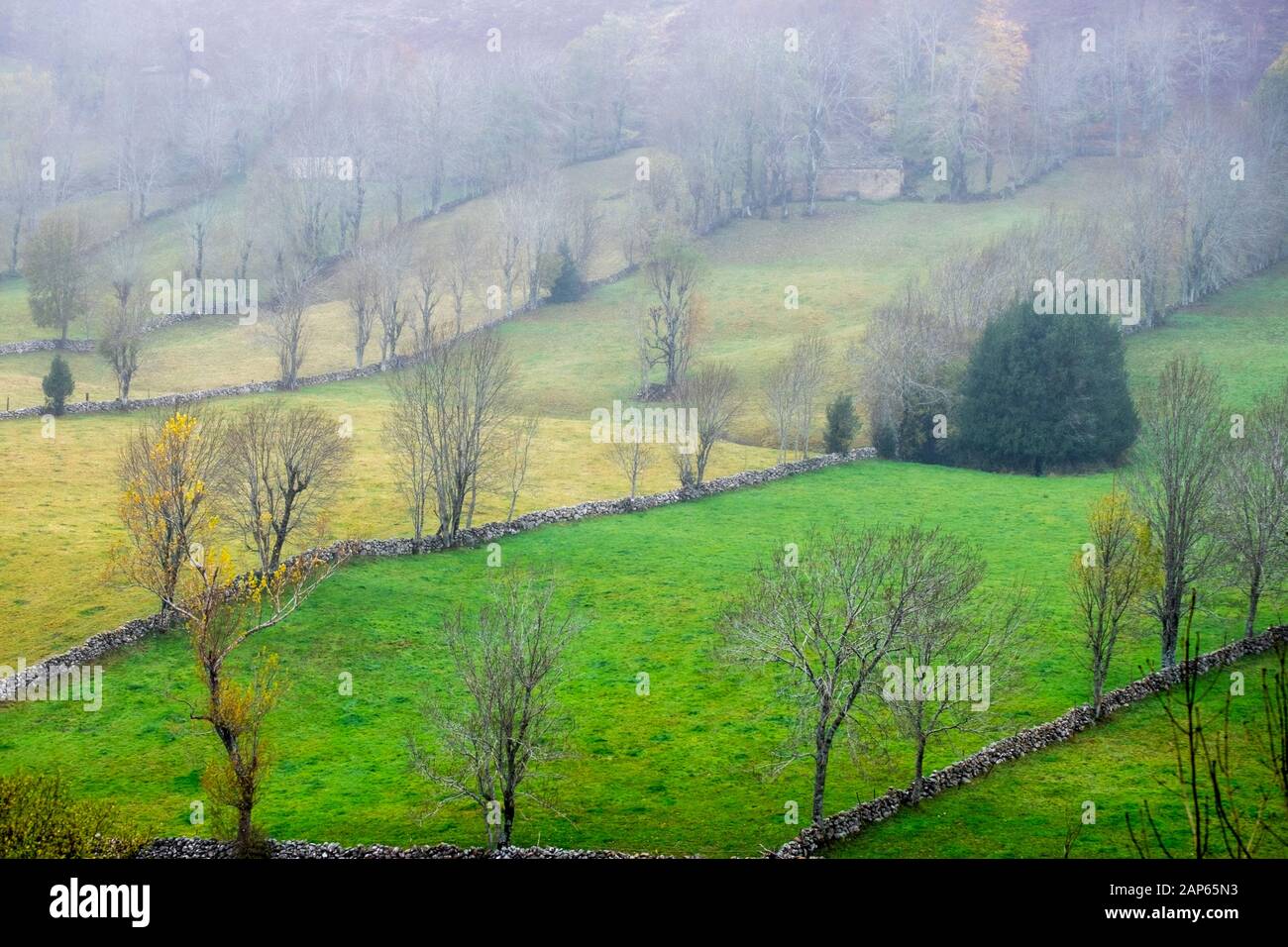 Kantabrische Berge. Nordspanien, traditionelle Bauernhäuser. Stockfoto