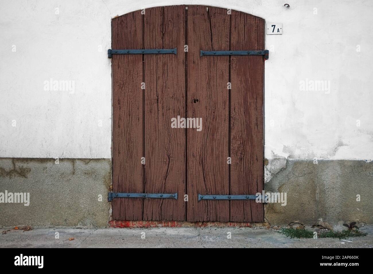 Tür aus Holz und Nieteneisen eines Bauernhauses in der Nähe Von Odaelongo Piccolo - Odaelongo (AL), Monferrato, Piemont, Italien Stockfoto