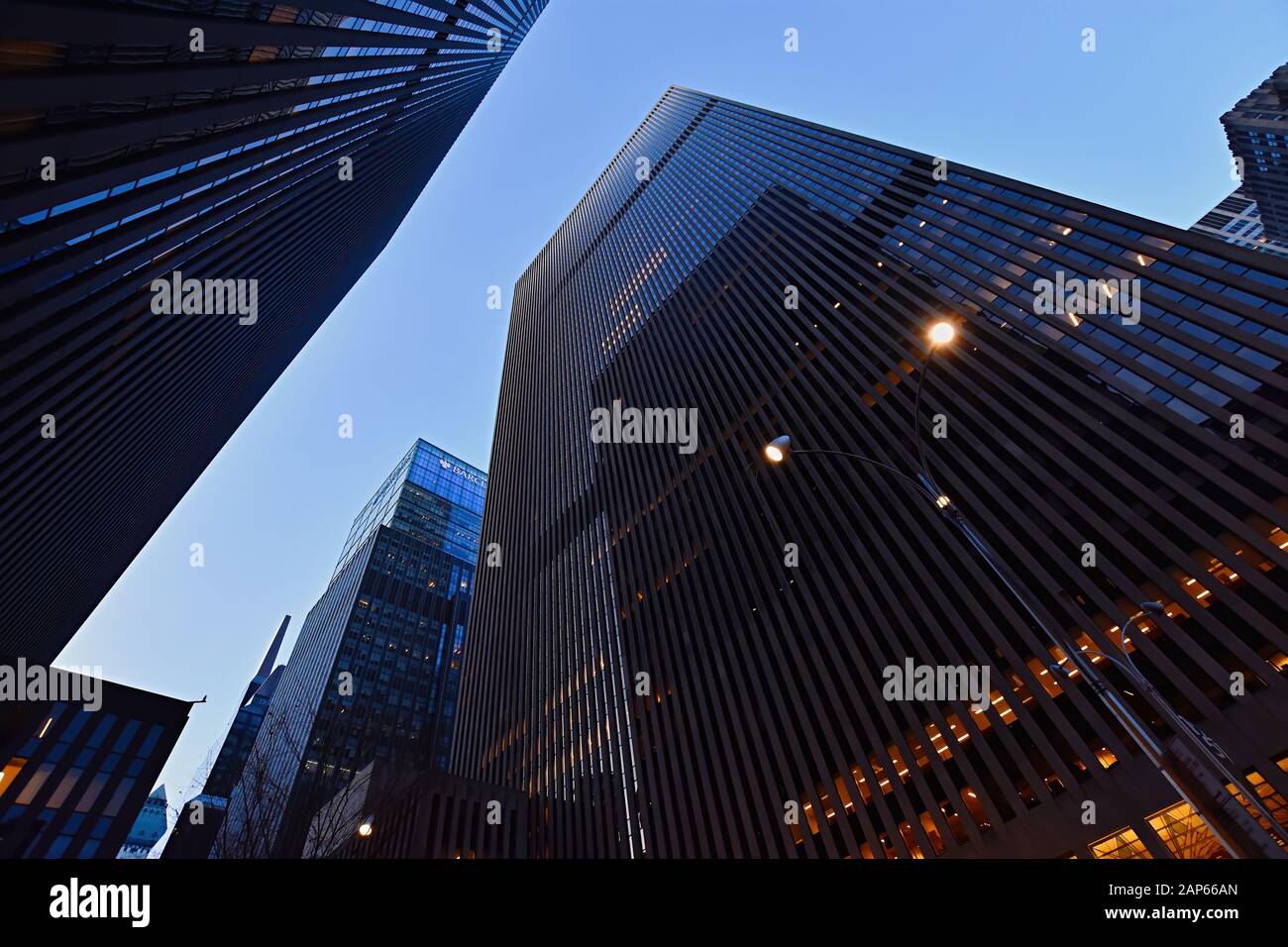 Manhattan, New York, NY, USA - 30. November 2019. Architektur der Nachtstadt an der Sixth Avenue - auch bekannt als Avenue of the Americas, Midtown Manhattan Stockfoto