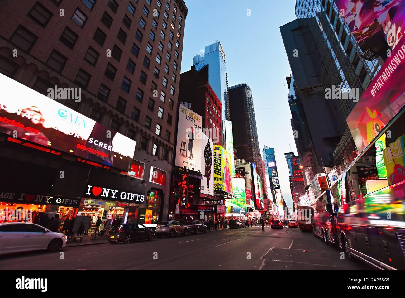 Manhattan, New York, NY, USA - 30. November 2019. Blick auf die Straße und das Leben in der Stadt am Broadway, Midtown Manhattan, New York. Stockfoto