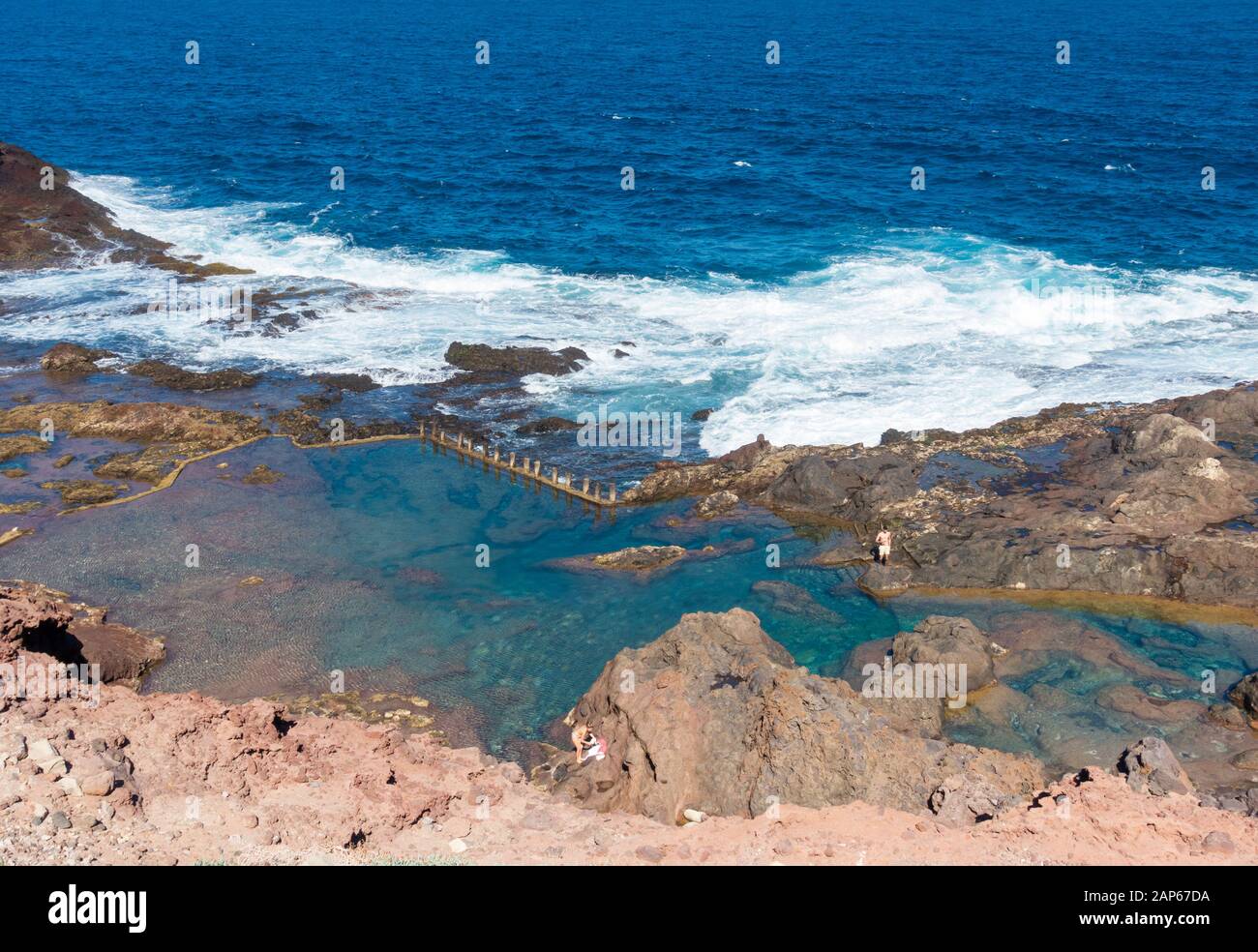 Naturschwimmbäder geschützt vor Wellen in der Nähe von Galdar an der zerklüfteten Nordküste Gran Canarias, Kanarische Inseln, Spanien. Stockfoto