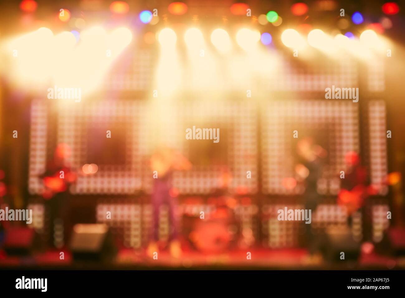 Verschwommener Hintergrund: Bokeh-Beleuchtung im Konzert mit Publikum, Music Showbiz Konzept. Stockfoto