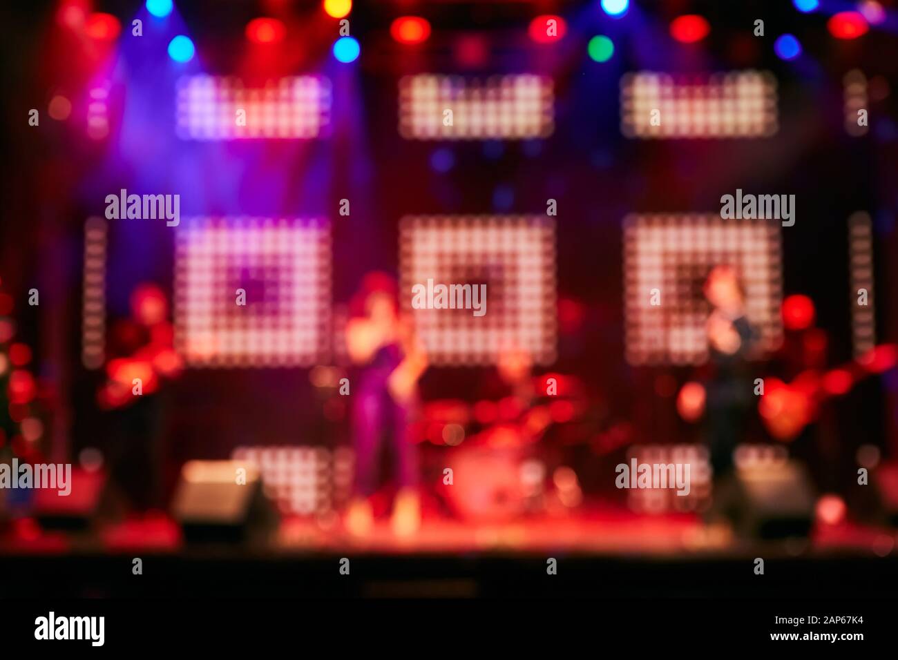 Verschwommener Hintergrund: Bokeh-Beleuchtung im Konzert mit Publikum, Music Showbiz Konzept. Stockfoto