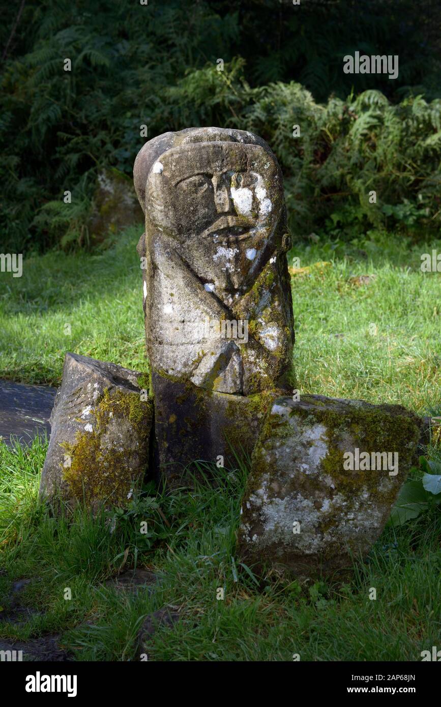 Caldragh Cemetery, Boa Island, Lower Lough Erne, Irland. Doppelseitige Janus Stone Ostseite. Keltische prähistorische Schnitzerei. Ein Fertility Sheela na Gig Stockfoto