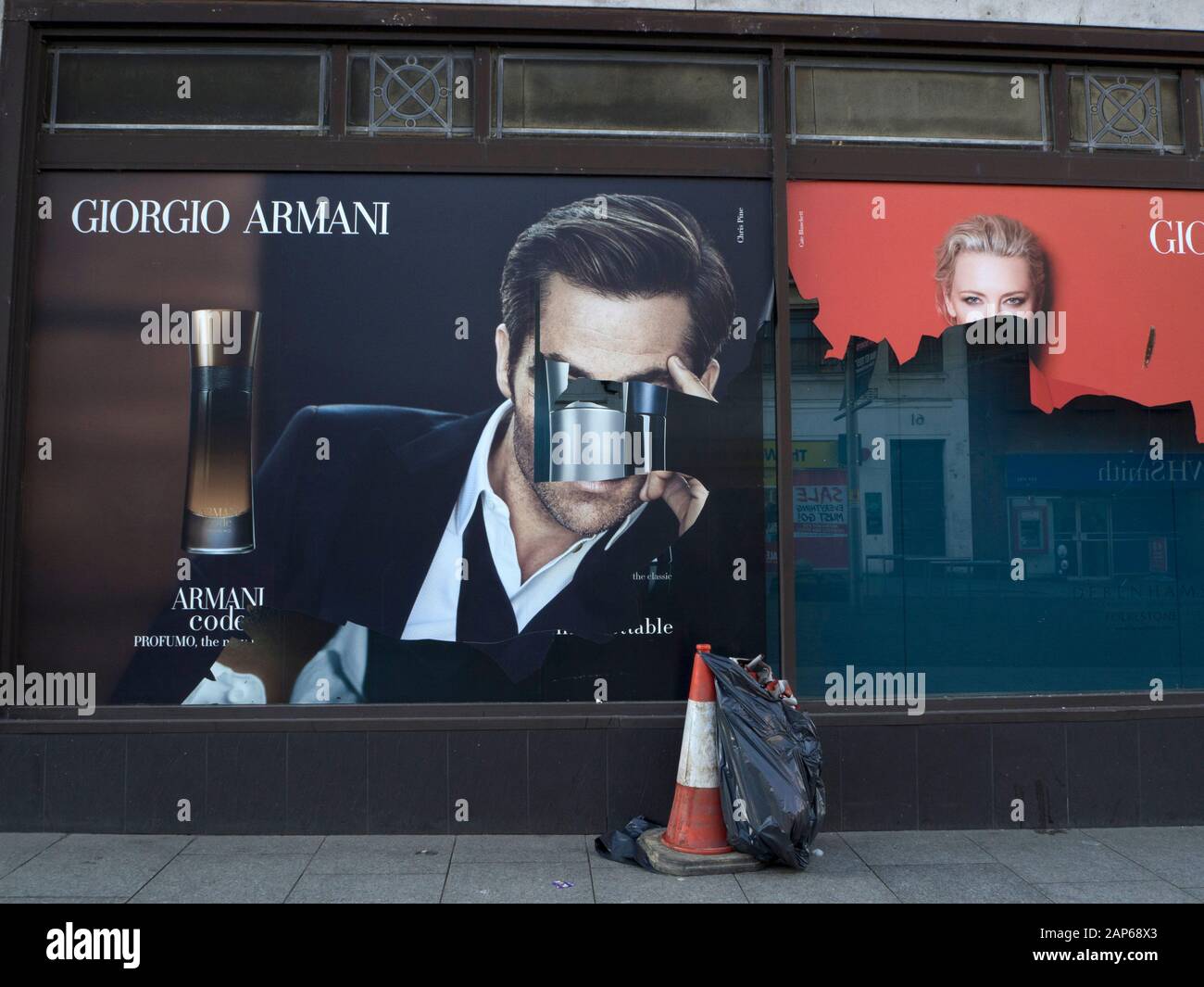 Die Werbung für das Armani-Fenster wurde aufgerissen Stockfoto