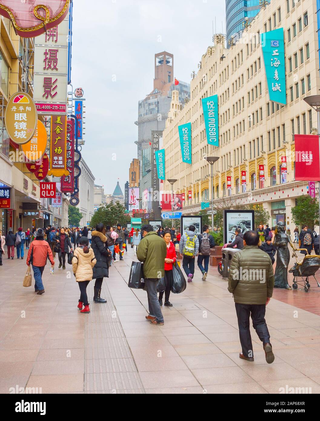 Shanghai, CHINA - DEC 28, 2016: Menschen, die auf der Straße von Nanjing in der Innenstadt von Shanghai laufen. Die Gegend ist das Haupteinkaufsviertel der Stadt Stockfoto