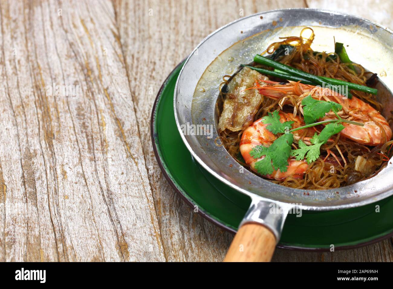 Thailändische Küche, gedämpfte Garnelen mit Vermicelli in Metall-Kasserolle-Topf, gung op wun sen Stockfoto