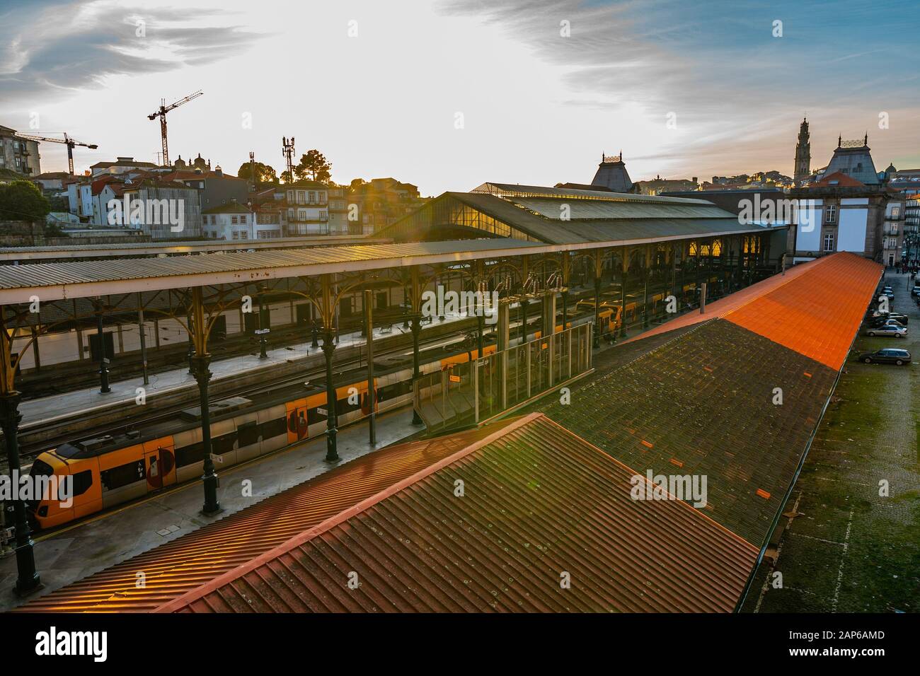 Porto Sao Bento Bahnhof Atemberaubende Malerische Aussicht auf Den Geparkten Zug Bei Sonnenuntergang Stockfoto