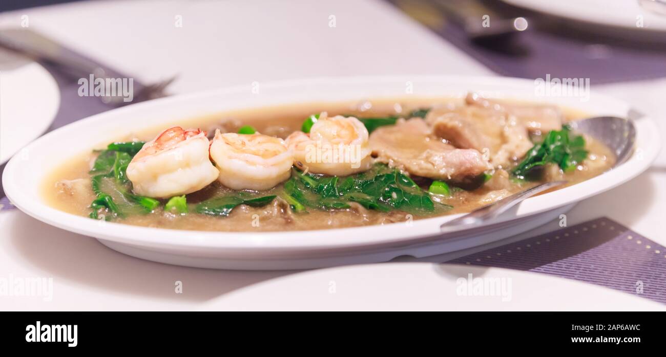 Köstliche Traditionelle chinesische Meeresfrüchte im Chinatown-Stil Pan Fried Noodle mit Garnelen und Kale Gemüse Topping. Orientalisches Küchengericht, Cuisin Stockfoto