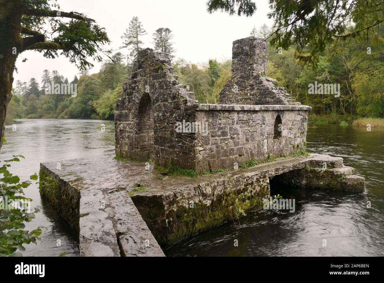 Das Fischerhaus der Monks in Cong Abbey, Co. Mayo, Connacht, Irland. 15. Oder 16. C über dem Fluss Cong gebaut, um Fische für die Augustinerabteien zu fangen Stockfoto