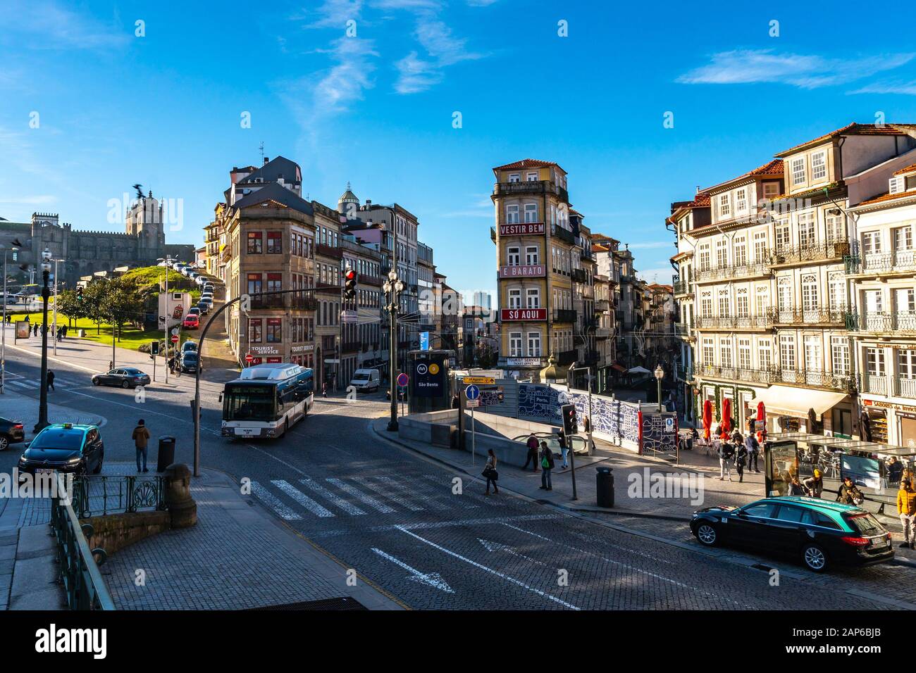 Porto Sao Bento Platz Atemberaubende Malerische Aussicht mit Viel Verkehr an einem Blue Sky Tag im Winter Stockfoto