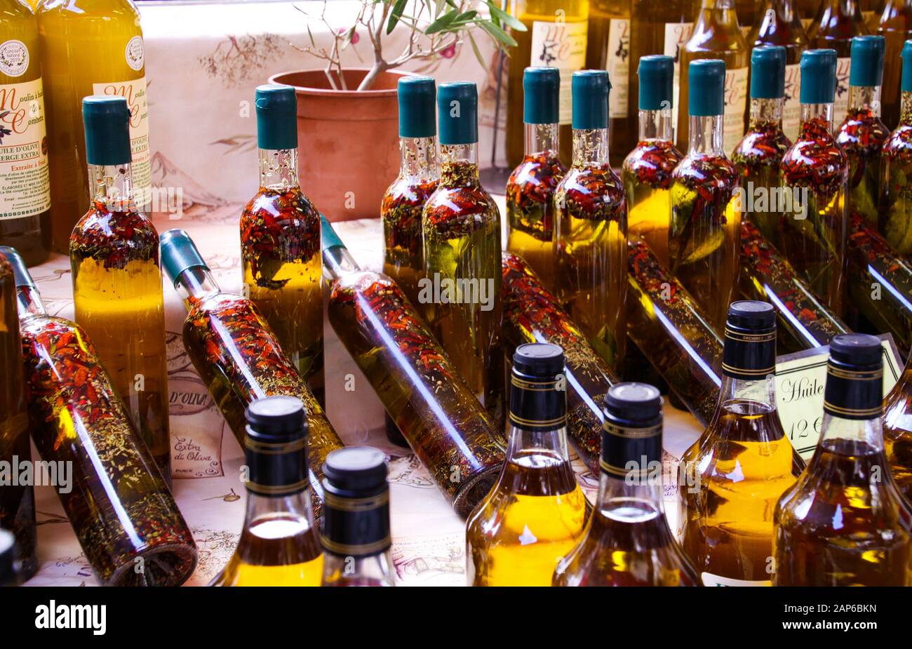 ST. TROPEZ, FRANKREICH - 3. OKTOBER. 2019: Nahaufnahme der mit Kräutern aus der Provence gewürzten Ölflaschen auf dem französischen Markt Stockfoto