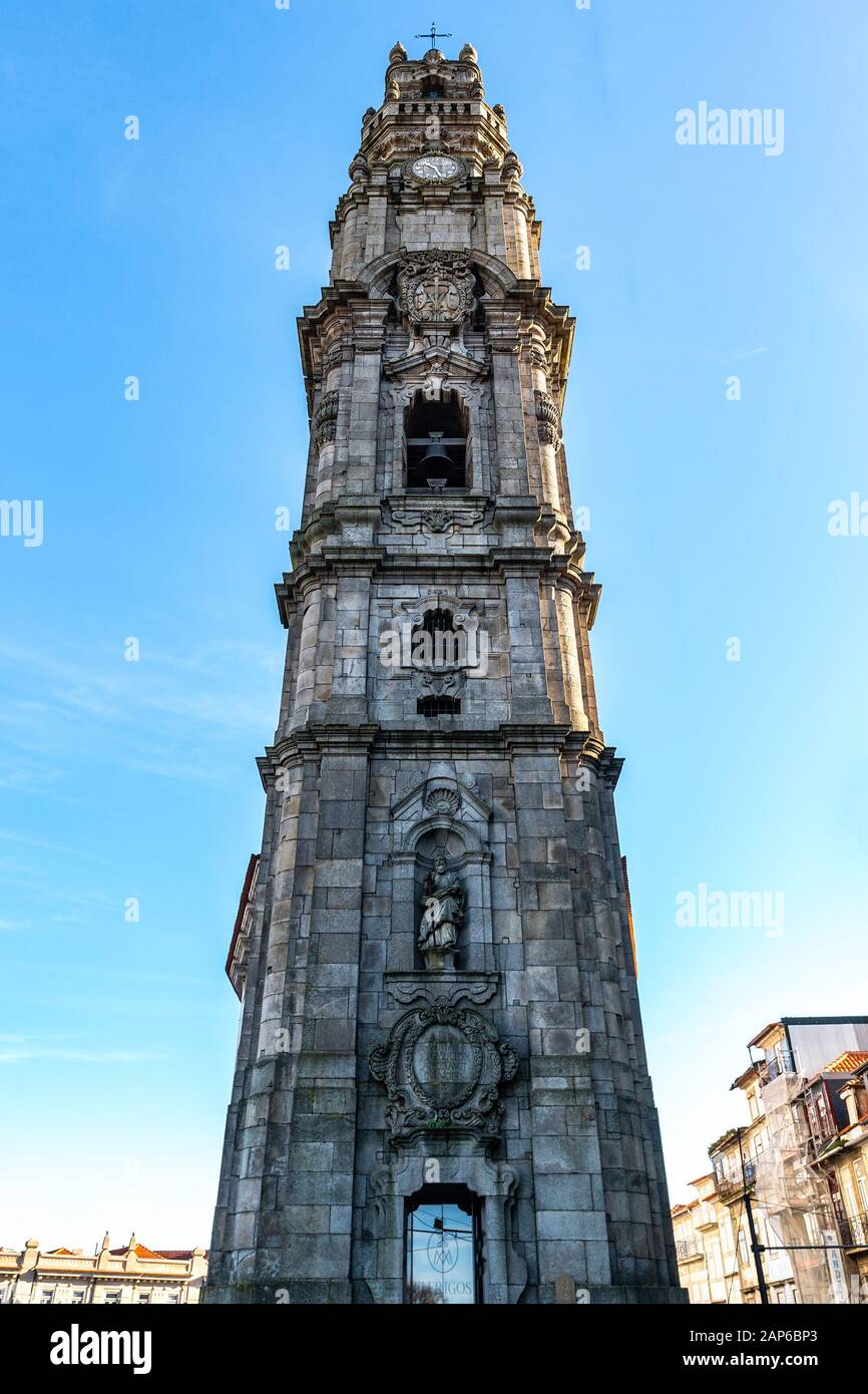 Porto Igreja dos Clerigos Kirche Atemberaubende Malerische Aussicht auf einen Tag des blauen Himmels im Winter Stockfoto