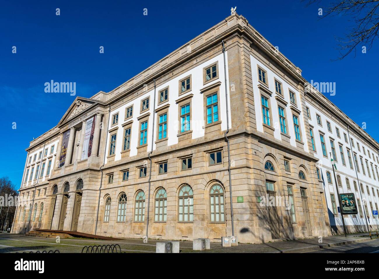 Porto Universidade University Building Atemberaubender Malerischer Blick auf einen Blue Sky Day im Winter Stockfoto