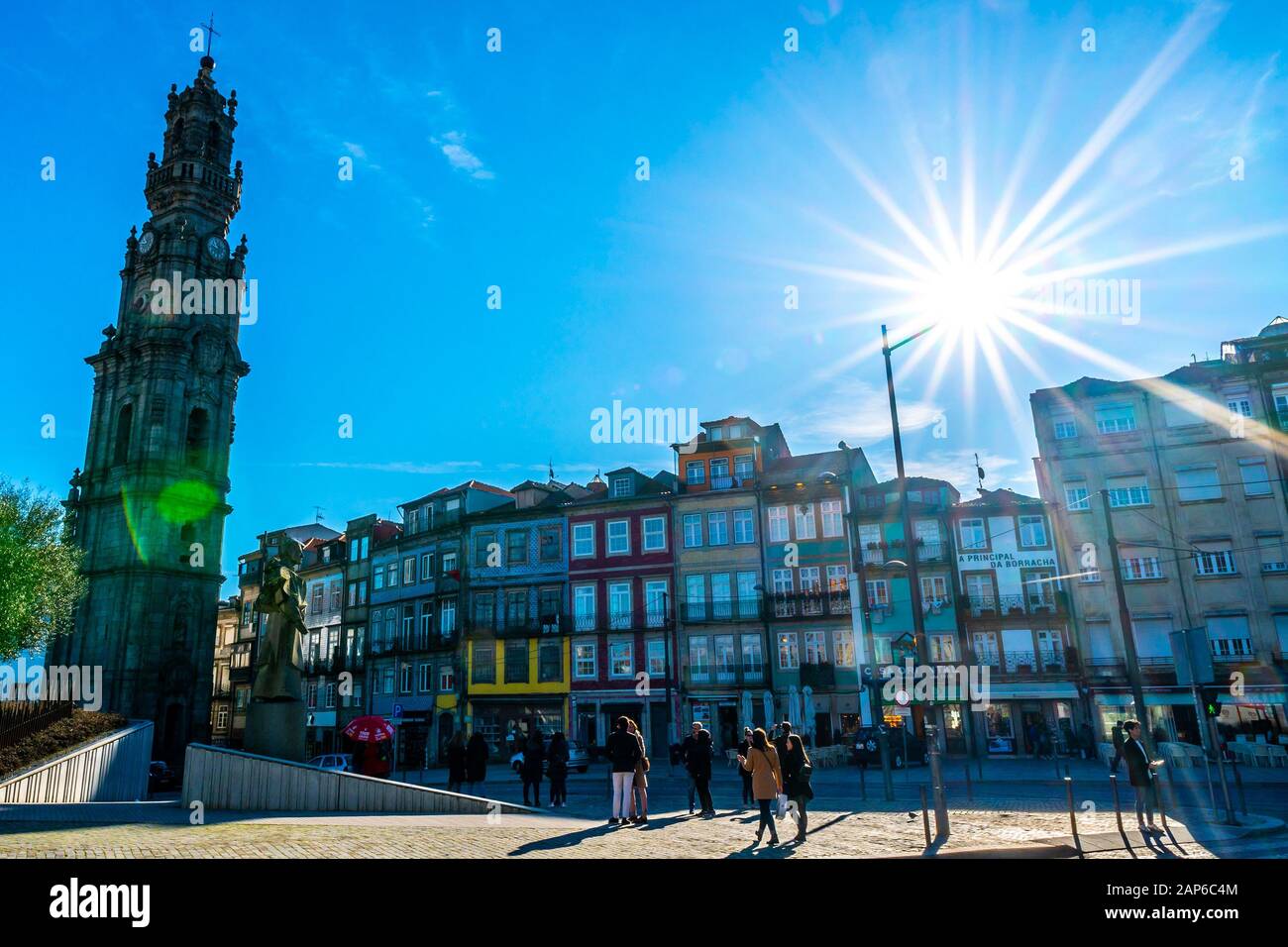 Porto Igreja dos Clerigos Kirche Atemberaubende Malerische Aussicht auf einen Tag des blauen Himmels im Winter Stockfoto