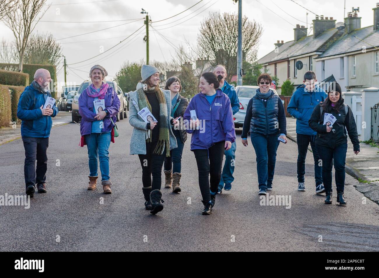 Sozialdemokrat Bundestagswahl Kandidat Cllr. Holly Cairns Kundenwerbung um Skibbereen mit einem Team von Freiwilligen. Stockfoto