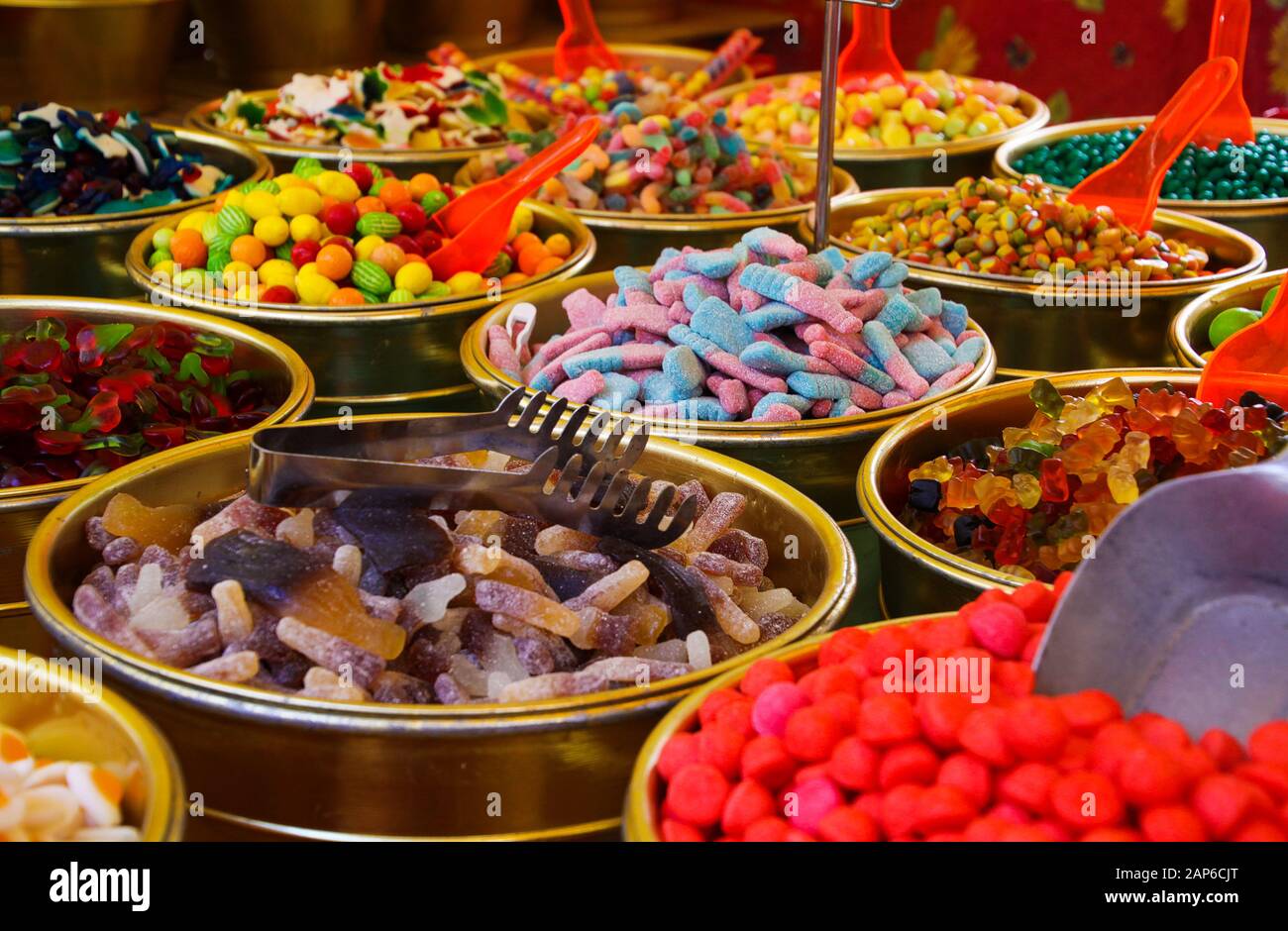 Nahaufnahme von Bowels voller Süßes-Gelee-Süßigkeiten auf dem französischen Markt - St. Tropez, Frankreich Stockfoto