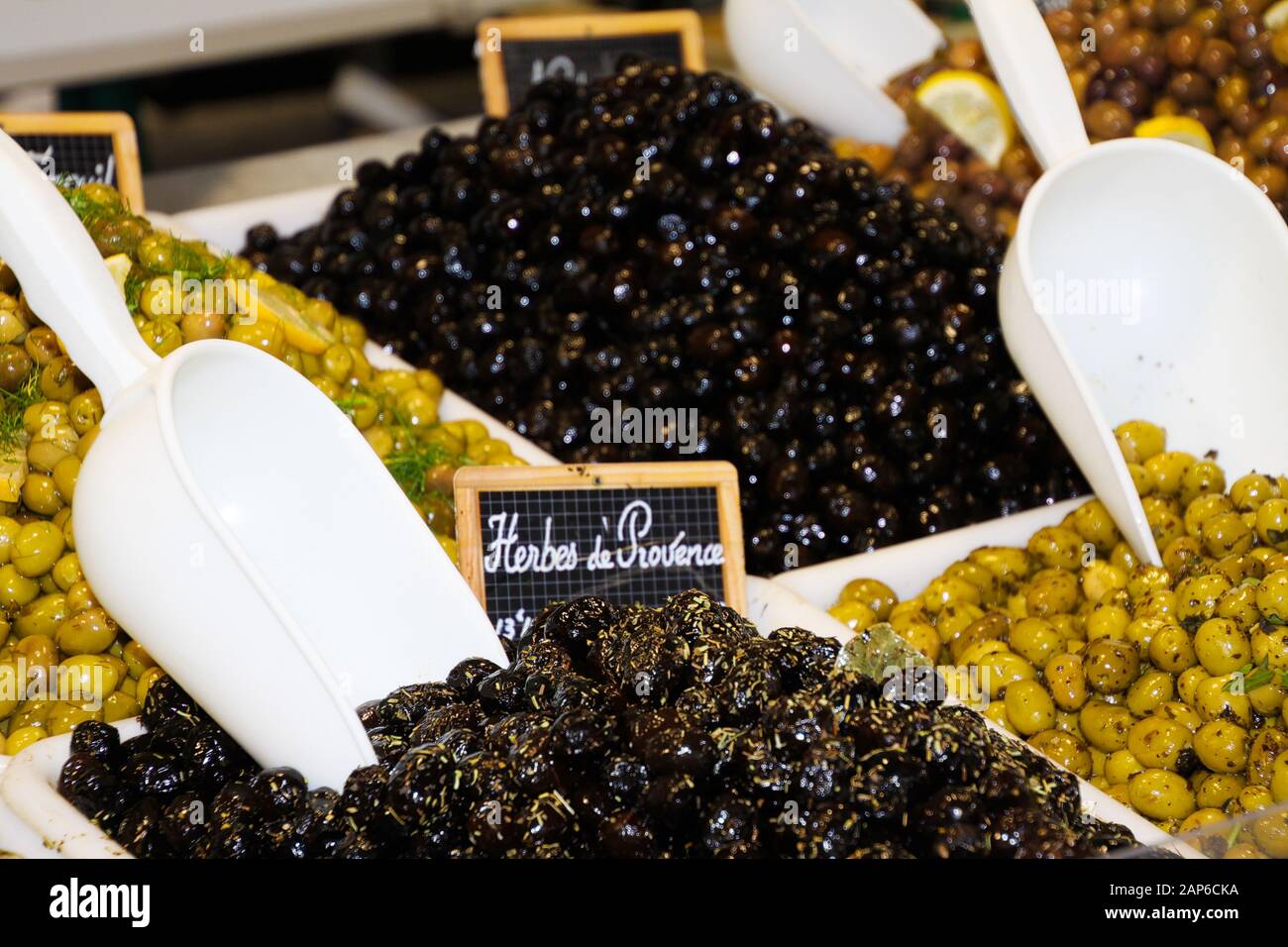 Nahaufnahme von isolierten grünen und schwarzen frischen französischen Oliven, gewürzt mit Kräutern aus der Provence auf dem Bauernmarkt - St. Tropez, Frankreich Stockfoto