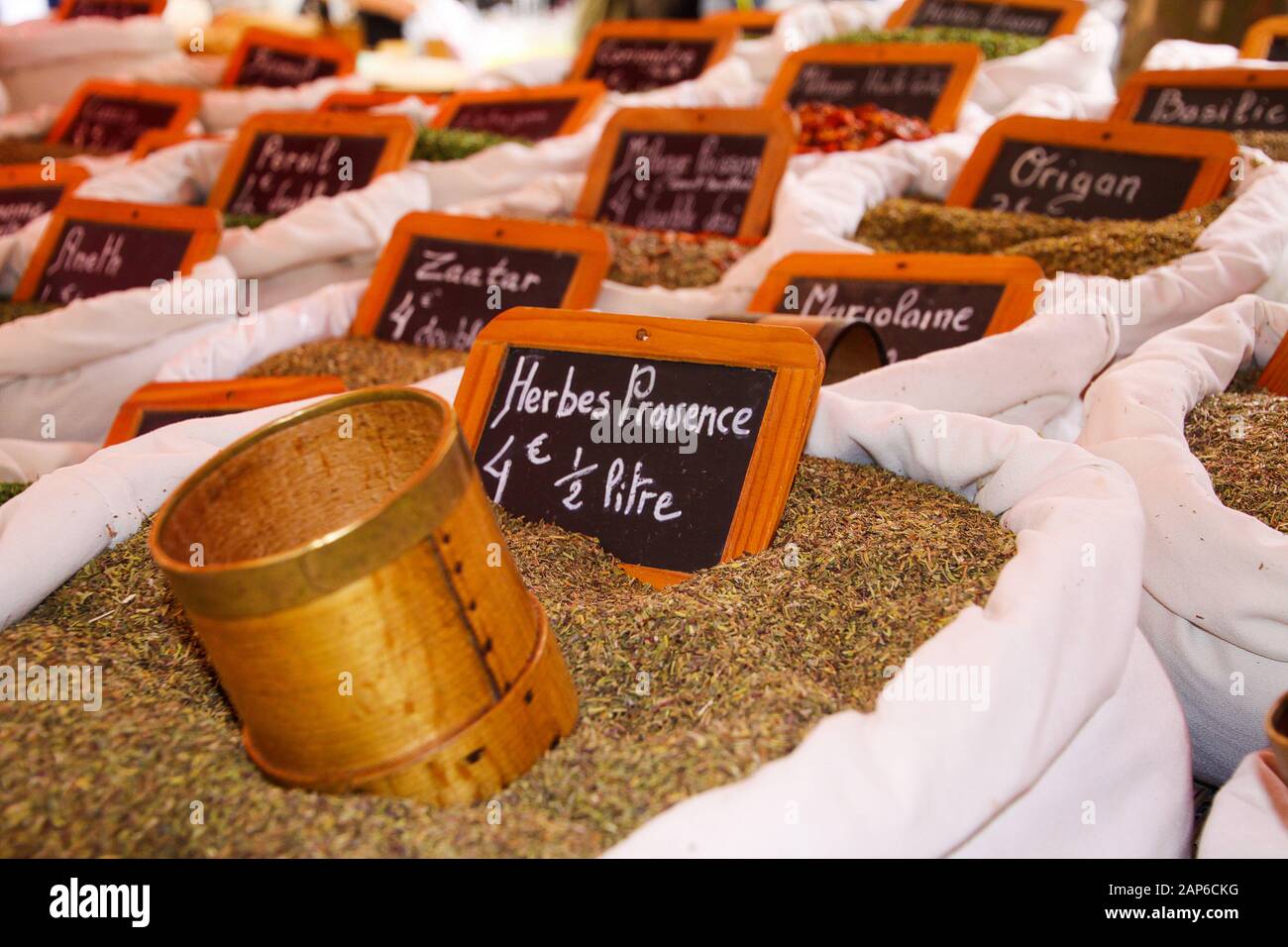 Auswahl an französischen Gewürzen (Herbes de Provence) in weißen Taschen. Der Name des Gewürzes ist auf kleinen Tafeln geschrieben. St. Tropez, Frankreich Stockfoto