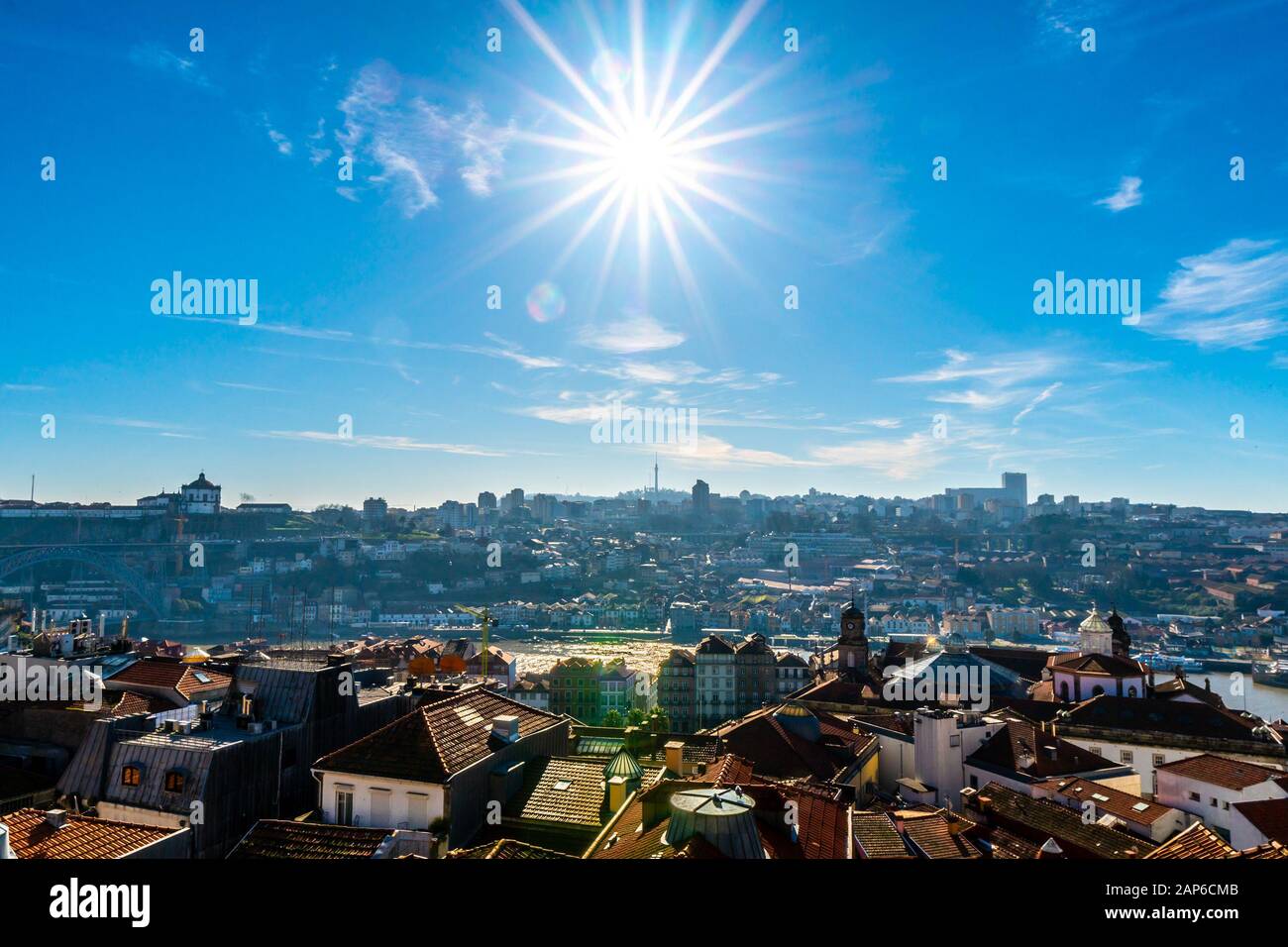 Porto Atemberaubender Malerischer Aussichtspunkt Blick auf das Viertel Vila Nova de Gaia mit Sonnenstrahlen an einem sonnigen Tag des blauen Himmels im Winter Stockfoto