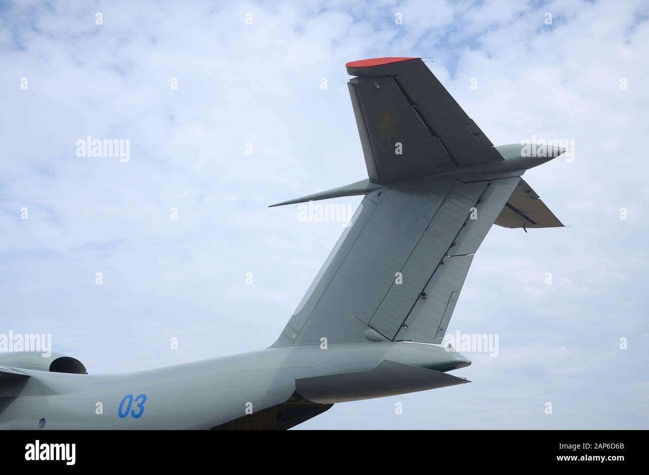 Großer Schwanz gepanzerter Militärflugzeuge schließen sich vor blauem Himmelshintergrund Stockfoto