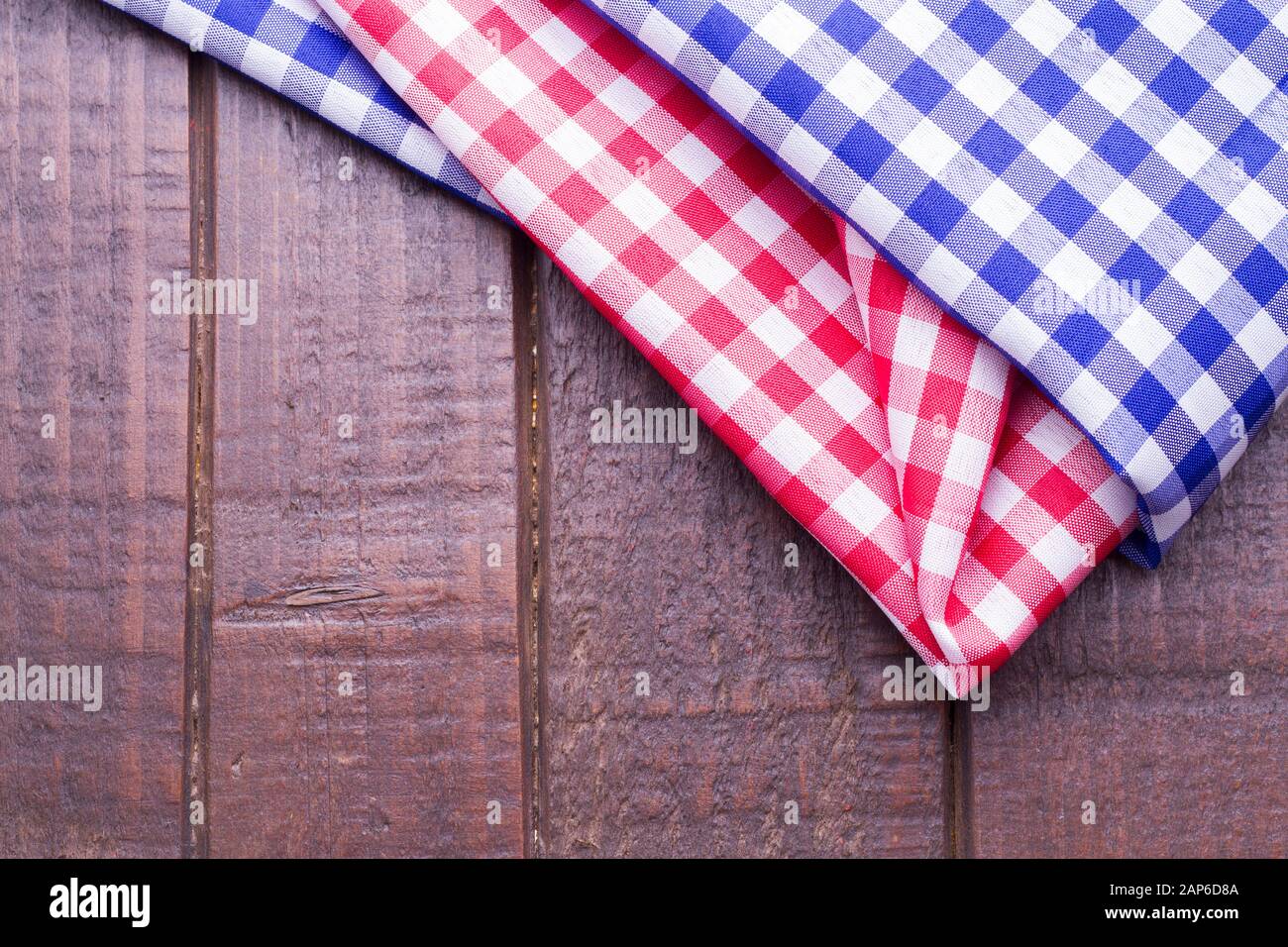 Blaue und rote Küchentücher auf Holz Stockfoto
