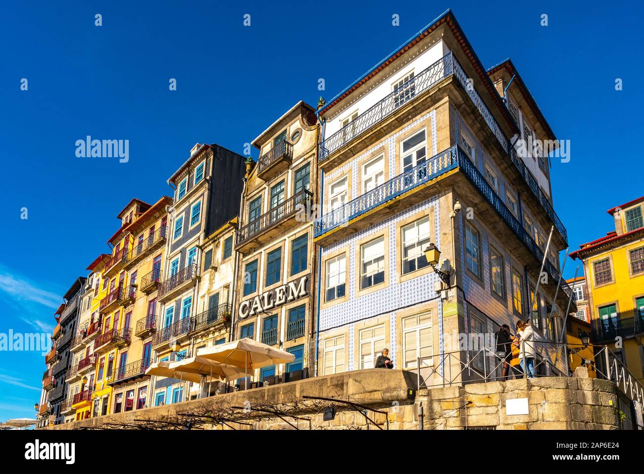 Porto Ribeira Square Atemberaubende Malerische Aussicht auf Wohnhäuser und Restaurants an einem sonnigen Tag des blauen Himmels im Winter Stockfoto