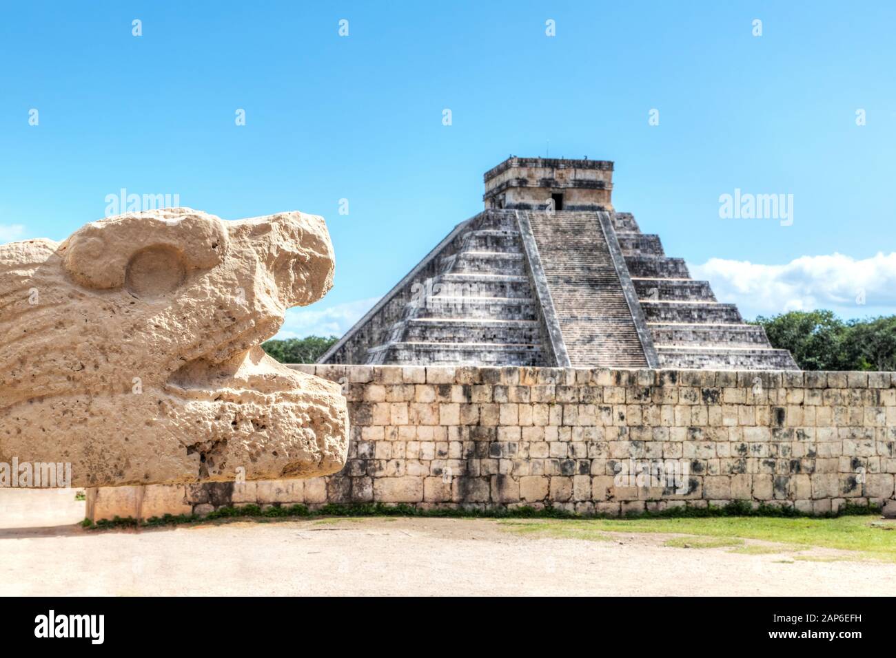 Alte Schlange Skulptur des Mesoamerika Ball Court an der archäologischen Ausgrabungsstätte von Chichén Itzá, ein Weltkulturerbe und einen neuen Sieben Weltwunder. Stockfoto
