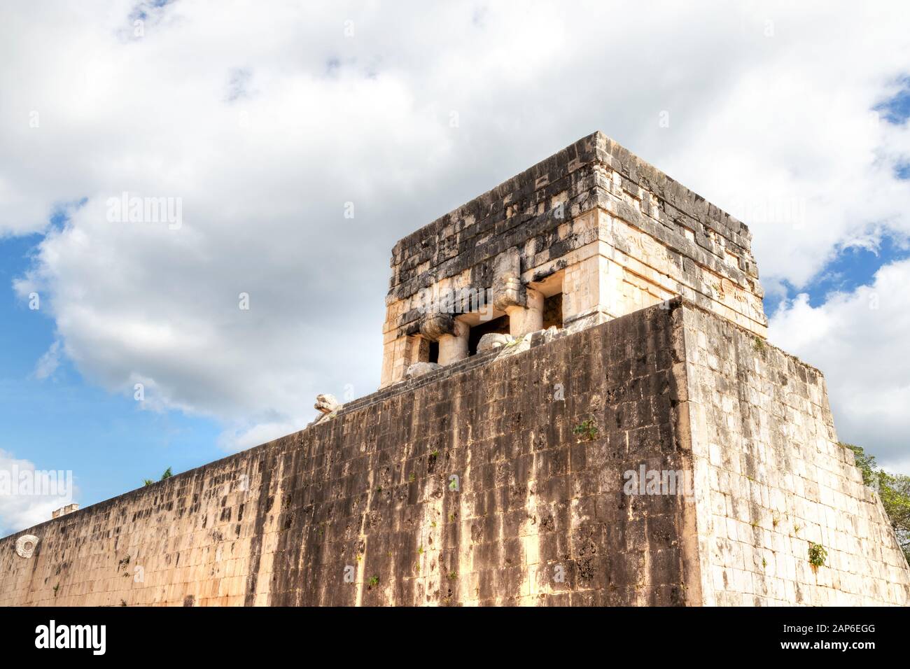 Maya Tempel mit aufwendigen Schnitzereien über der antiken Ballspielplatz (San Blas de Pelota) in Chichen Itza, aus denen Priester und Könige der Ga beobachtete Stockfoto