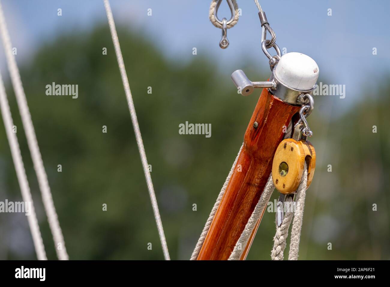 segelboot aus Holz aus Vintage mit Holzmast und Metallende Stockfoto