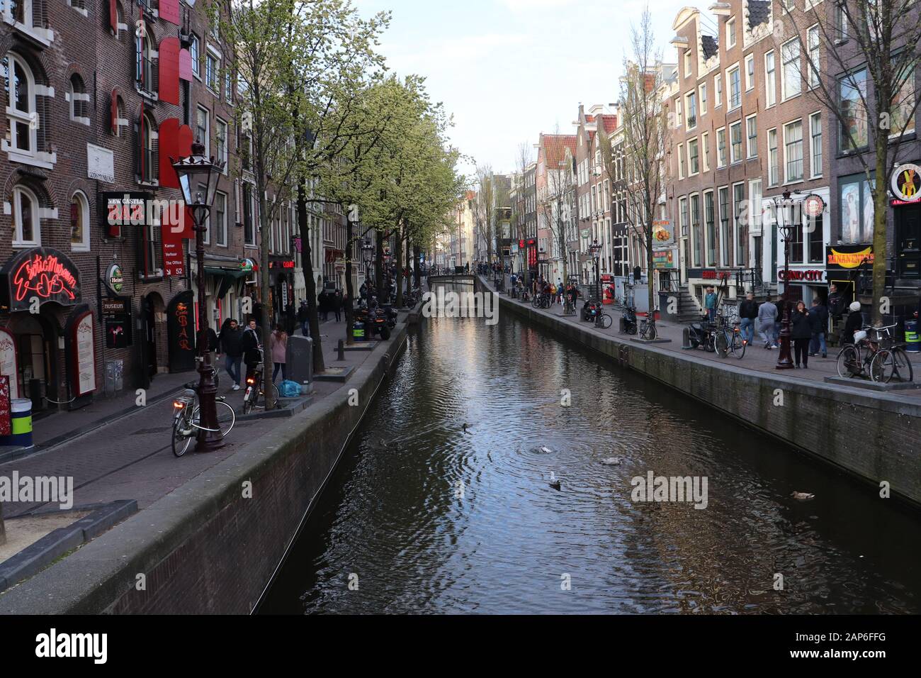 Kanäle sind eines der schönsten Merkmale von Amsterdam, Holland Stockfoto