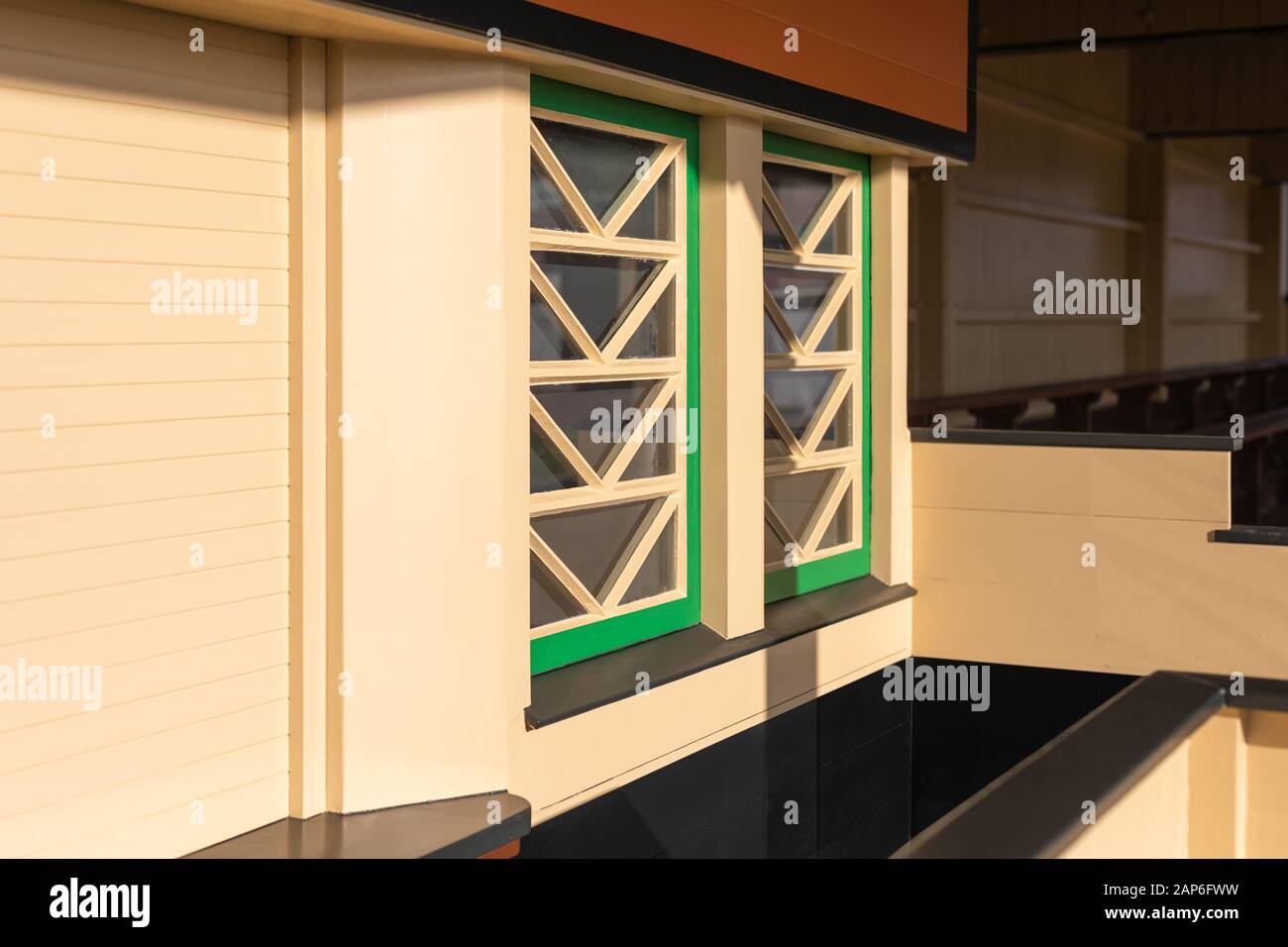 Holzarbeiten im Art-Deco-Stil im grünen und gelben Stil und großer Holzständer. Stockfoto