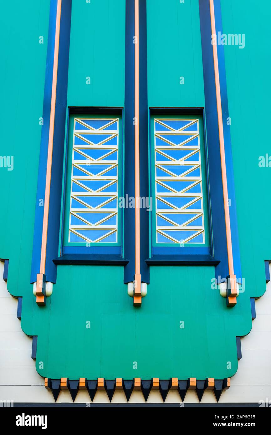 Holzarbeiten im Art-Deco-Stil im grünen und gelben Stil und großer Holzständer. Stockfoto