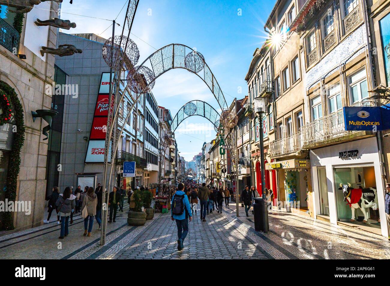 Porto Über die Einkaufsstraße Catarina Malerische Aussicht auf Fußgänger Bei einem Blue Sky Day im Winter Stockfoto