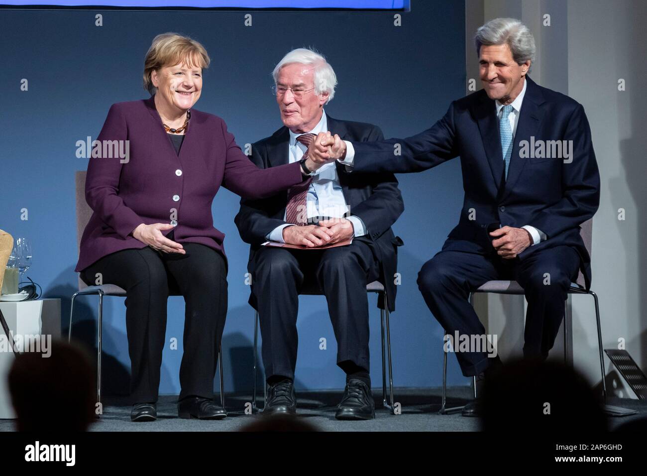 Berlin, Deutschland. 21 Jan, 2020. Die deutsche Bundeskanzlerin Angela Merkel (CDU) und John Kerry (r), der ehemalige US-Außenminister, Hände schütteln vor Gerhard Casper (M), Mitglied des Vorstands der Amerikanischen Akademie in Berlin, an der Verleihung des Henry A. Kissinger Preis an die Bundeskanzlerin. Der Preis wird jährlich von der amerikanischen Akademie in Berlin zu einem renommierten Persönlichkeit aus dem Bereich der internationalen Diplomatie ausgezeichnet. Credit: Christoph Soeder/dpa/Alamy leben Nachrichten Stockfoto