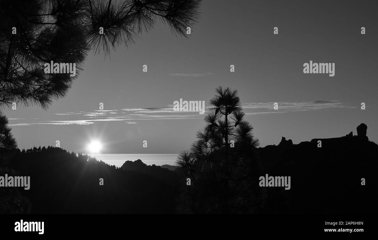 Sonnenuntergang auf dem Berg mit der Sonne über dem Horizont, Naturpark Roque Nublo, Gran Canaria, Kanarische Inseln Stockfoto