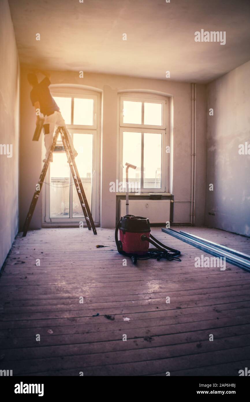 Flache Sanierungskonzept, blur Bild einer Person auf der Leiter Zimmer renovieren Stockfoto