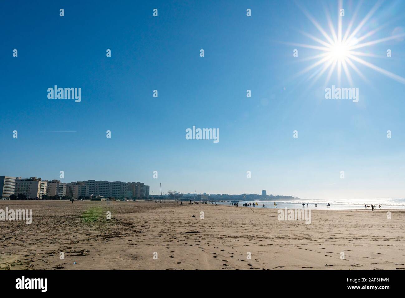 Porto Praia de Matosinhos Beach Malerische Aussicht mit Sonnenstrahlen an einem sonnigen blauen Himmelstag Stockfoto