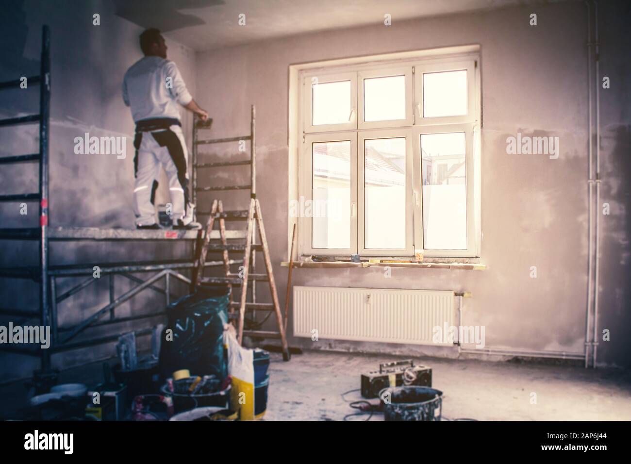 Flache Sanierungskonzept, blur Bild einer Person in der Wohnung Zimmer während der Sanierung Stockfoto