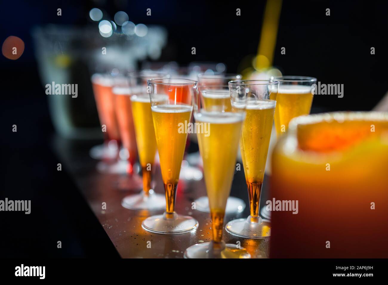 Eine Reihe farbenfroher Cocktails an der Bar Stockfoto