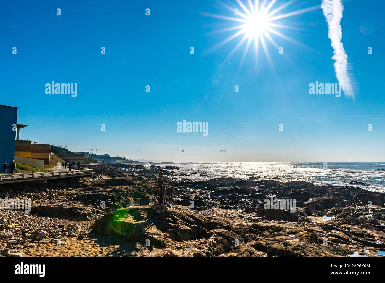 Porto Homem Do Leme Beach Malerische Aussicht mit Wanderern und Sonnenstrahlen an einem sonnigen blauen Himmelstag Stockfoto